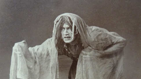 Black and white photo of one of the Furies in Eumenides 1906